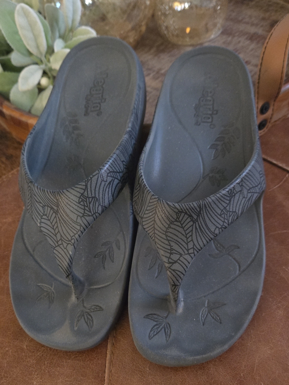Alegria Women's Charcoal Gray Leaf-Pattern Flip Sandals